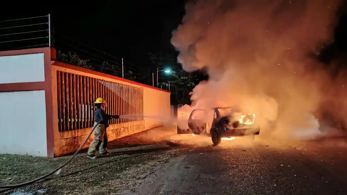 Se calcina Chevy Monza en Cunduacán, sin lesionados