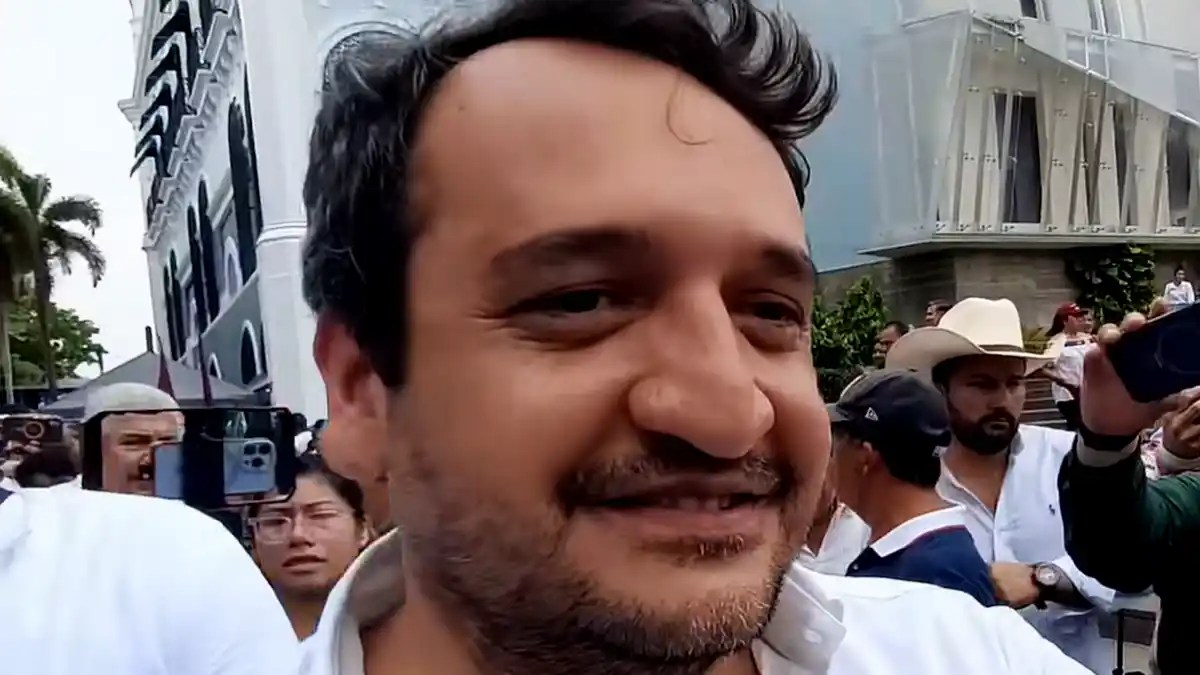 Andy López Beltrán evita entrevistas durante evento en Plaza de Armas de Villahermosa