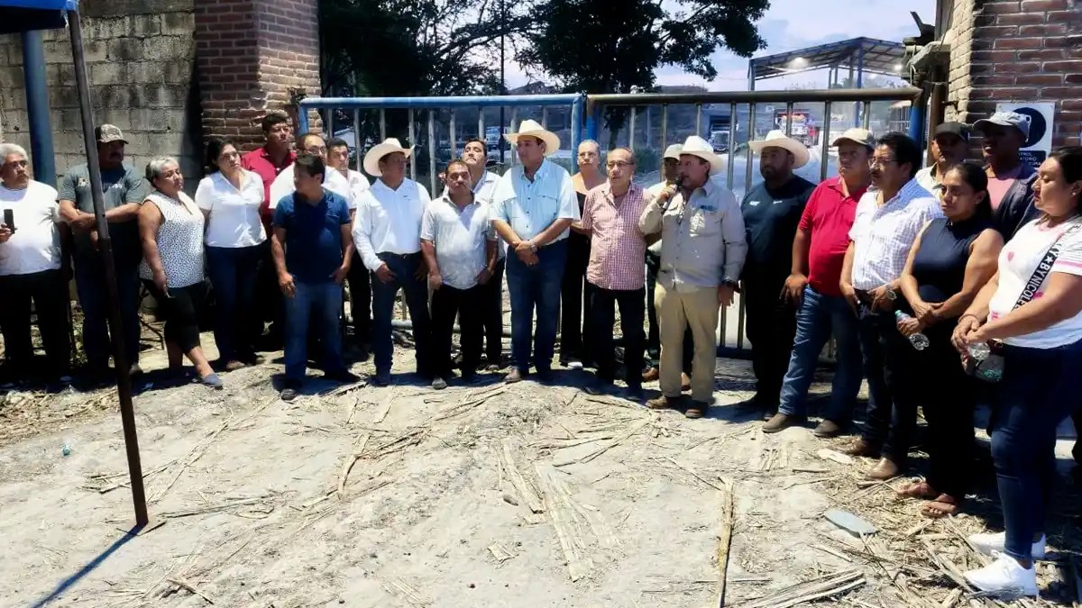 Cañeros de Quintana Roo bloquean Ingenio; exigen solución a excedente de azúcar