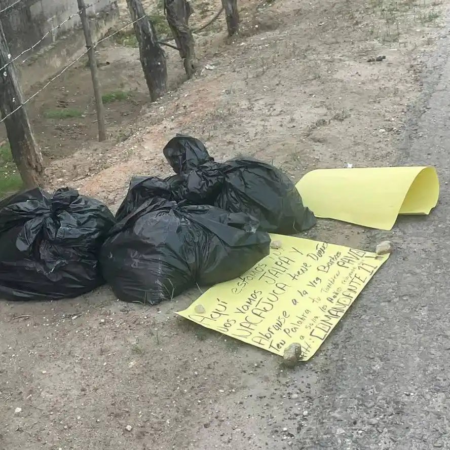 Dos cartulinas con mensajes amenazantes
