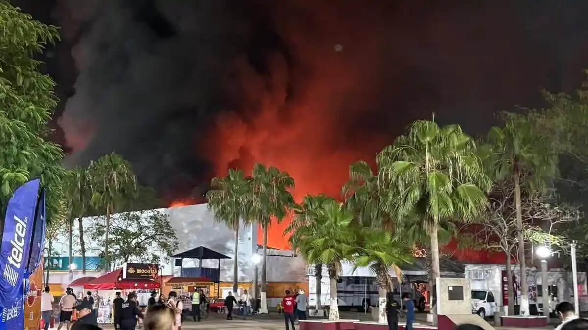 Fuego consume la Nave 1 del Parque Tabasco