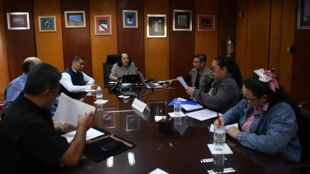 Pemex acuerda construir nuevas escuelas lejos de Dos Bocas en sus oficinas de la CDMX.