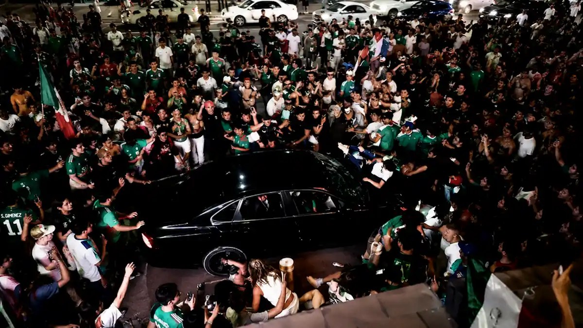 Conductor atropella a 17 personas que celebraban triunfo de México en Cabo San Lucas