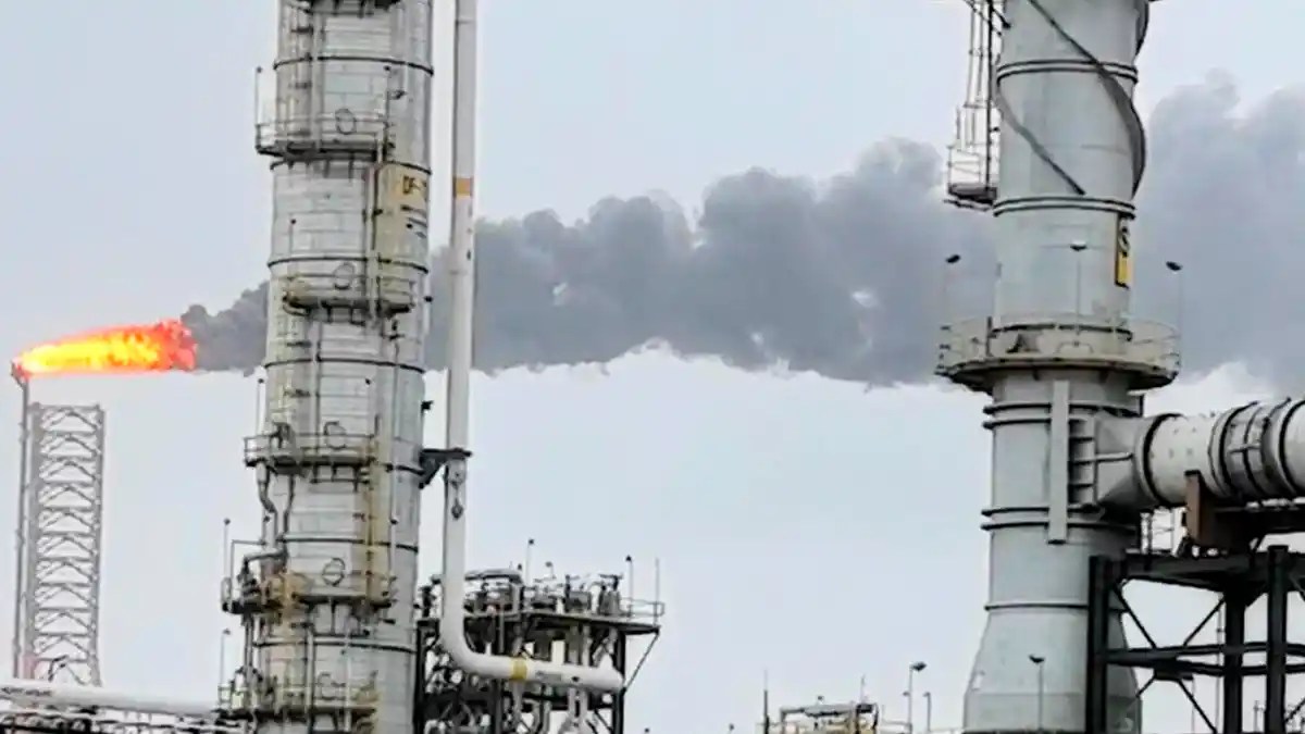 Falla eléctrica obliga a reiniciar operaciones en la Refinería Olmeca de Dos Bocas
