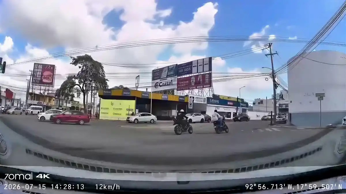 Captan a policía vial derribando a motociclistas en Villahermosa