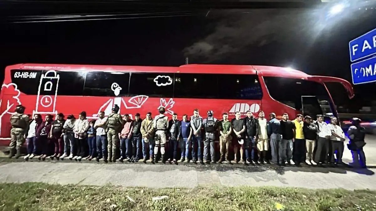FGR rescata a 22 migrantes en un autobús ADO en Huimanguillo