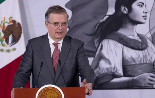 Secretario de Economía Marcelo Ebrard durante su anuncio de viaje a Washington para negociaciones del T-MEC.