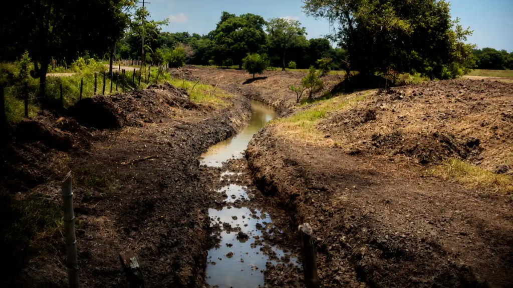 Trabajos de limpieza y desazolve en arroyo de la localidad Sargento López, segunda sección, en Comalcalco, Tabasco