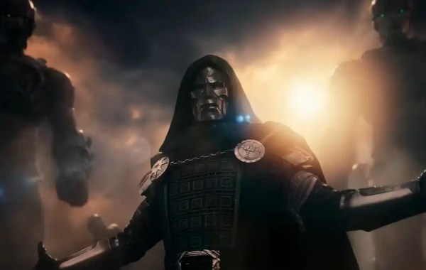 Escena del tráiler de Avengers Doomsday mostrando a Dr. Doom interpretado por Robert Downey Jr.