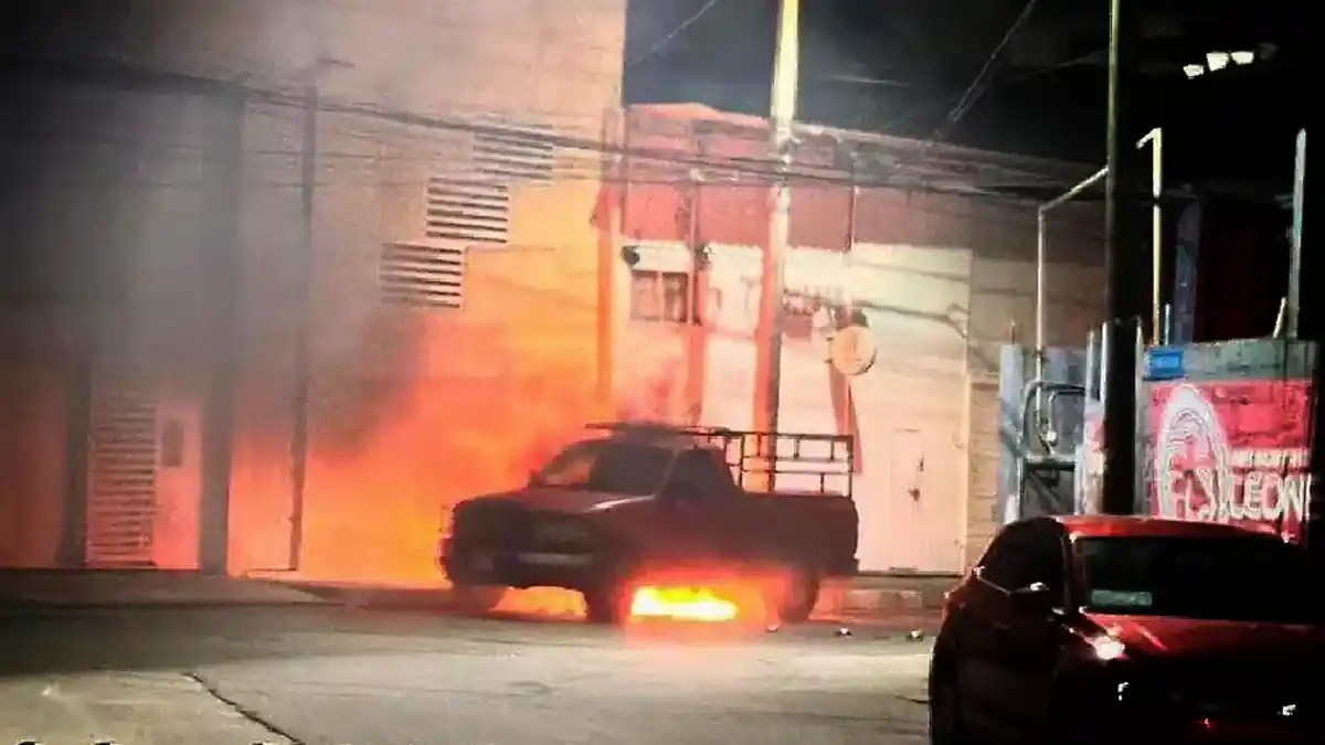 Queman cinco vehículos en Villahermosa y Nacajuca; autoridades reportan detenidos