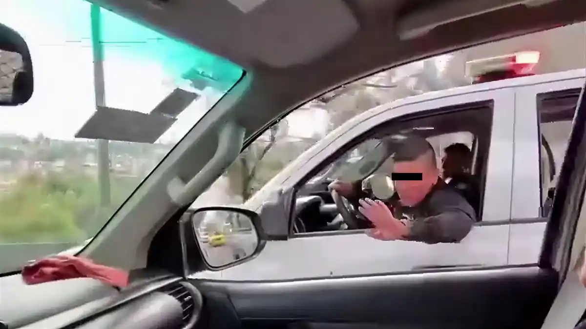 Suspenden a cuatro policías de Tlalnepantla por presunto abuso contra automovilista