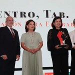 Presidenta municipal Yolanda Osuna recibiendo reconocimiento nacional por programa Emprendedores al Centro