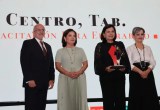 Presidenta municipal Yolanda Osuna recibiendo reconocimiento nacional por programa Emprendedores al Centro