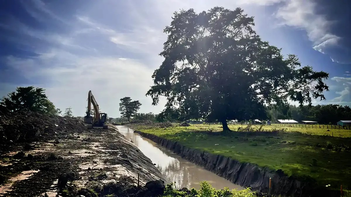 Maquinaria hidráulica limpia un canal de drenaje agrícola en el municipio de Balancán.
