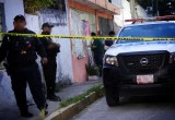 Elementos de seguridad y peritos realizan diligencias en una vivienda de la colonia Espejo I, donde fue localizada una mujer sin vida.