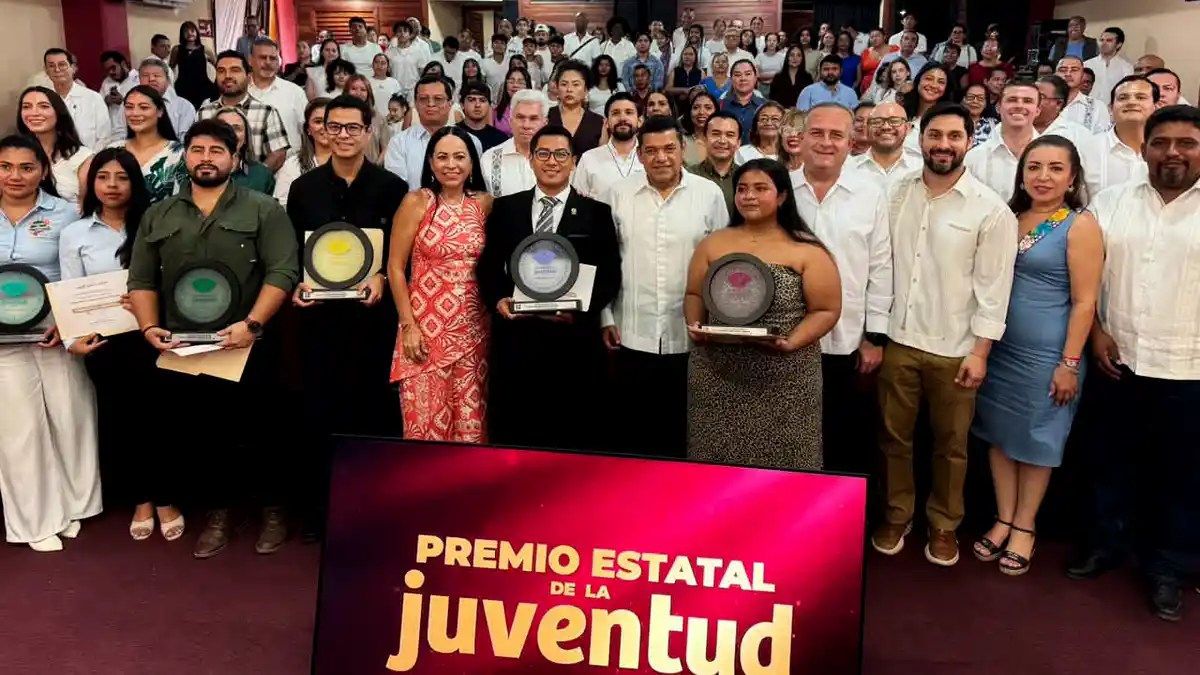 Javier May entrega Premio Estatal de la Juventud 2026