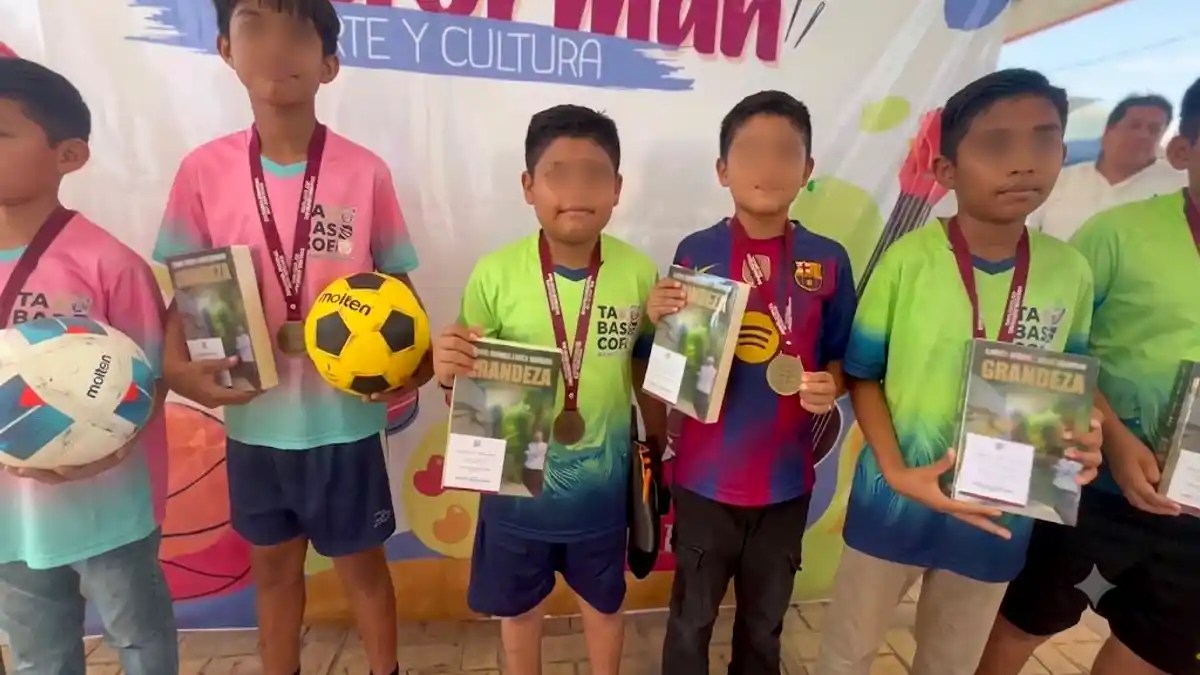 Premian a niños futbolistas con libro de AMLO en Nacajuca