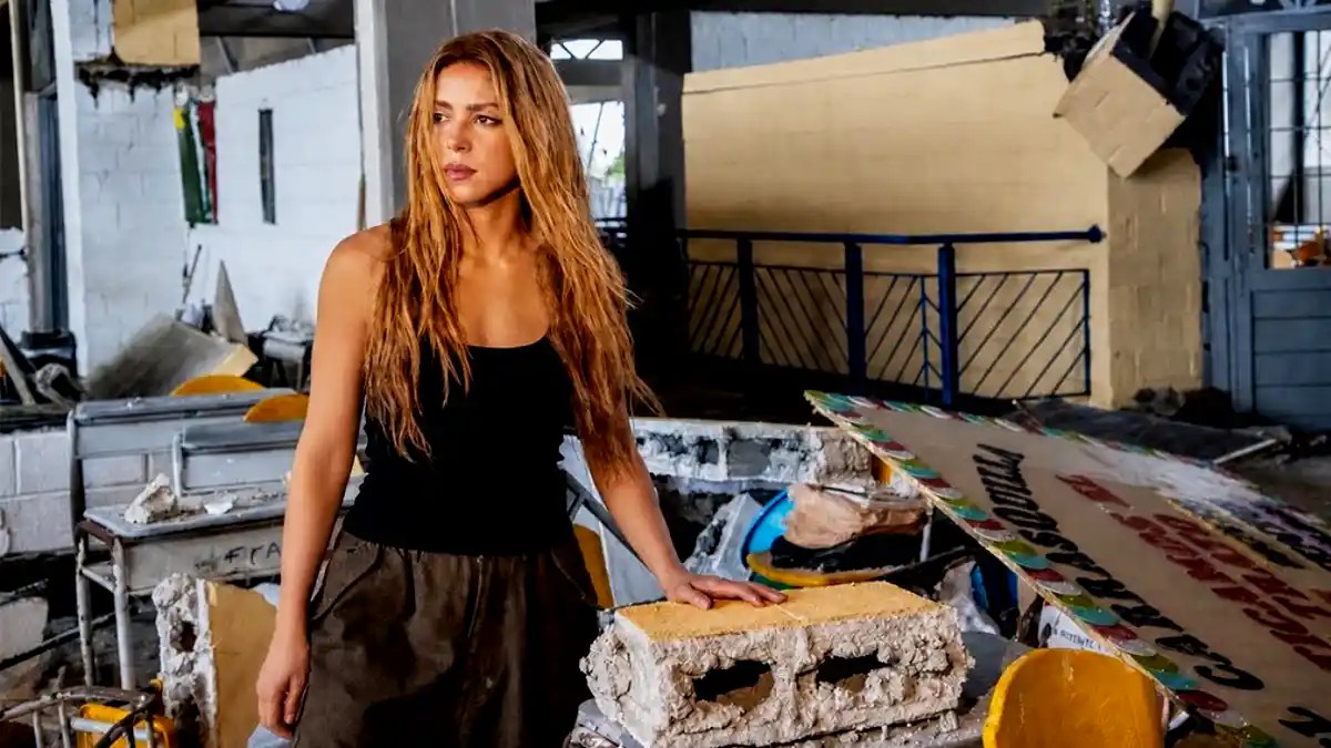 Shakira visita a damnificados del terremoto en el Chocó, Colombia, y anuncia plan de reconstrucción de escuelas y universidad.