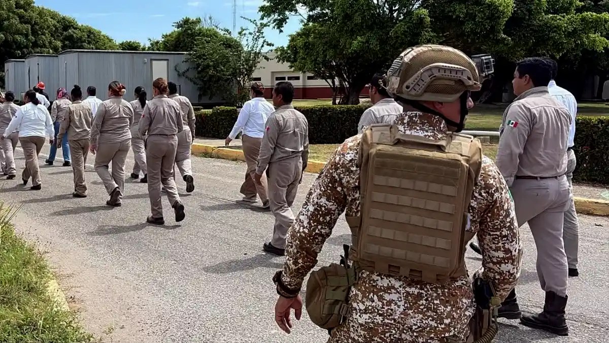 Pemex realiza simulacro de evacuación por huracán en Terminal Dos Bocas