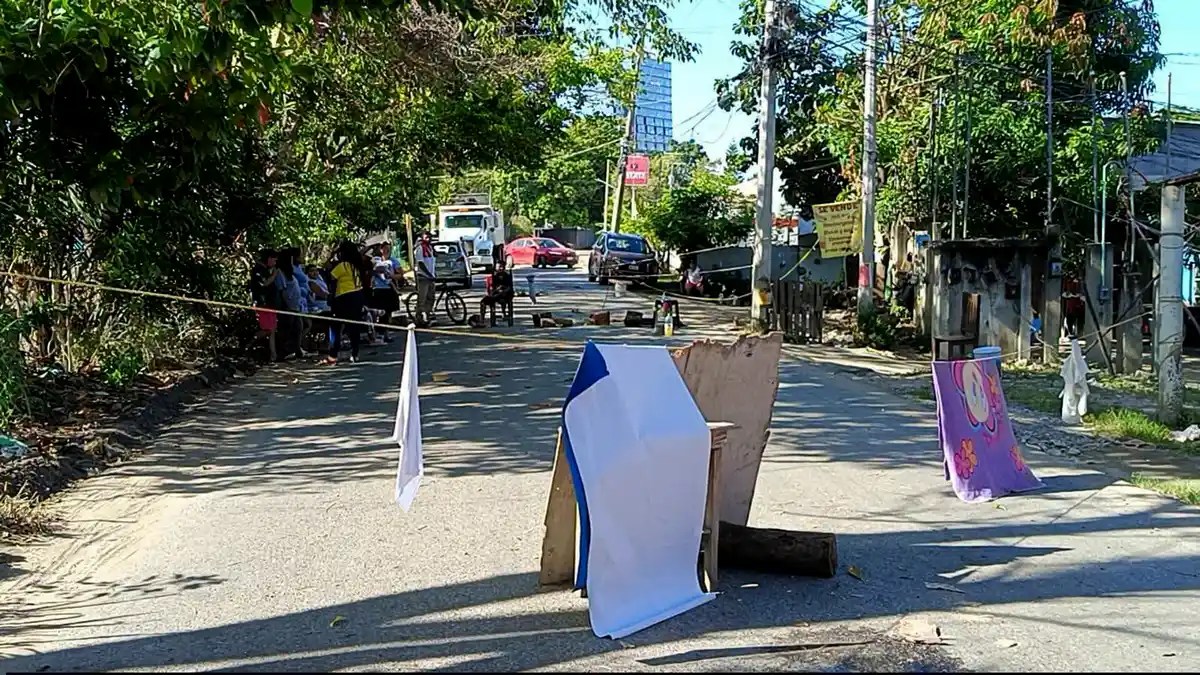 Habitantes bloquean carretera a Bosques de Saloya tras tres días sin luz