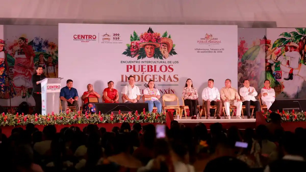 Yolanda Osuna Huerta entrega reconocimientos a mujeres artesanas con vestimenta tradicional tabasqueña.