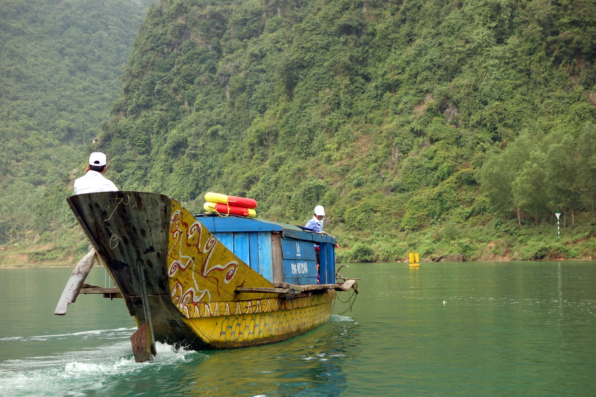 Cruising down the Son Trach river