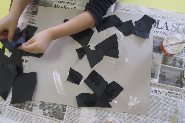 Morceaux de papier de soie noir déchirés