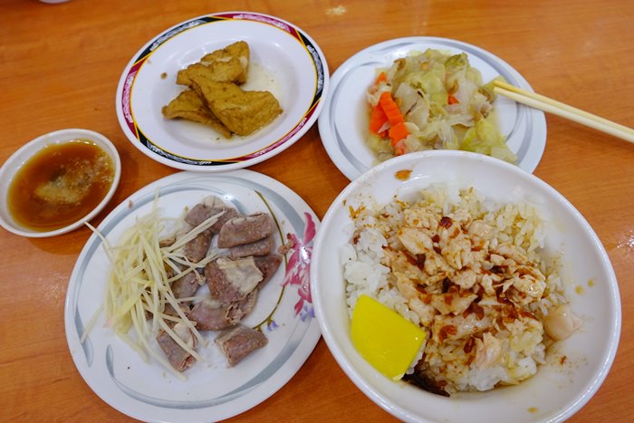 【嘉義．小吃】- 民主火雞肉飯．香噴噴的蔥油滷好下飯~