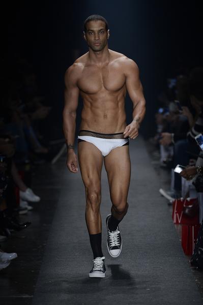 Ramires Allender para Amir Slama SPFWN41 (Divulgação)