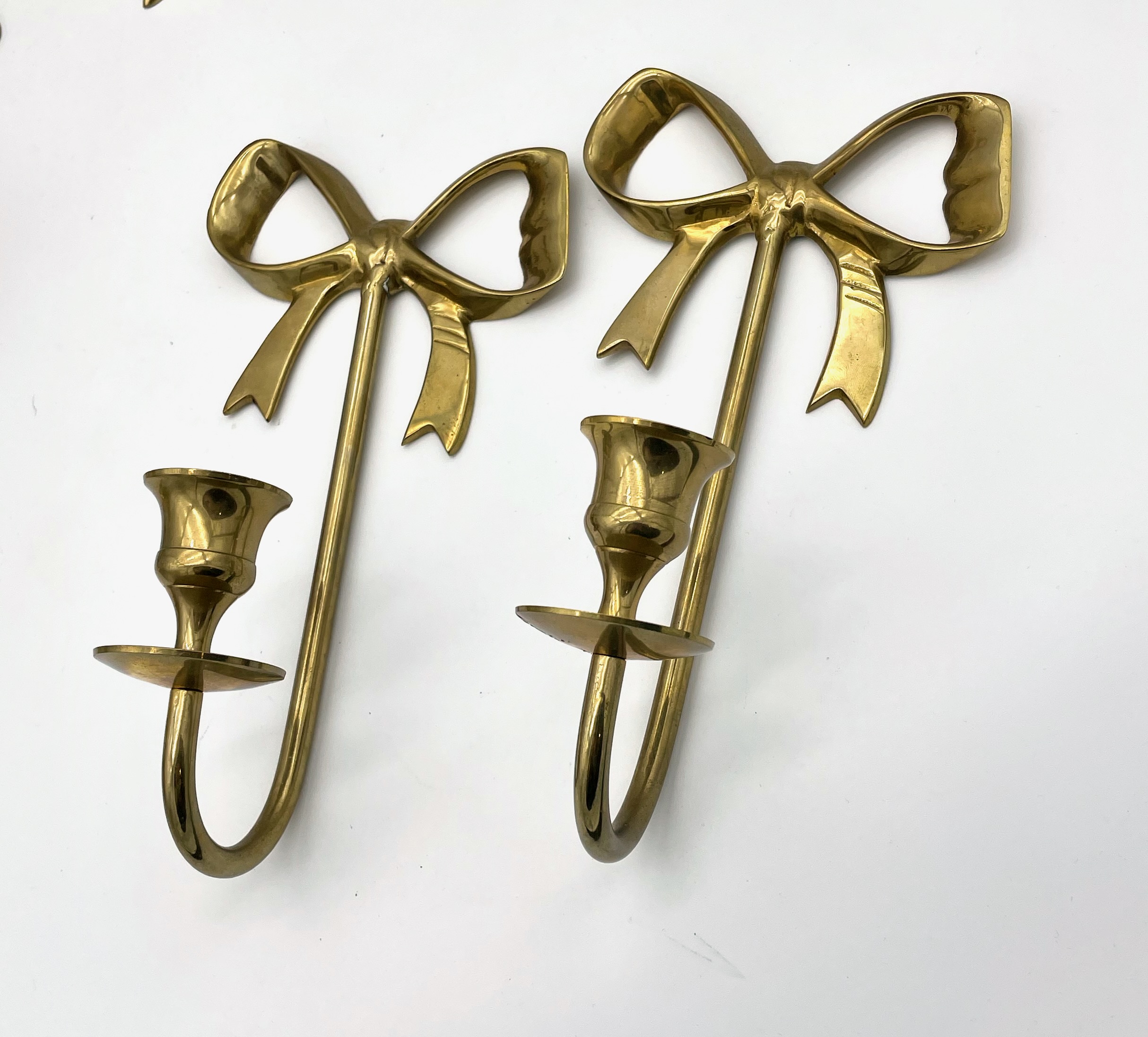Vintage from the 1970s Dispatches from a small business in Canada Materials: Metal Width: 13 centimetres Height: 23 centimetres Depth: 8 centimetres Description Vintage set of 2 Brass Bow Candle Holders / Wall Sconces. Vintage Solid Brass Wall Art
