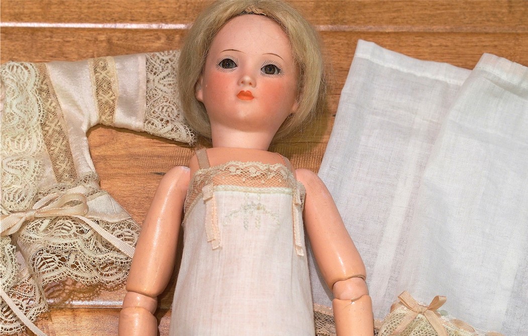 Close Up of Lydia Head and Torso