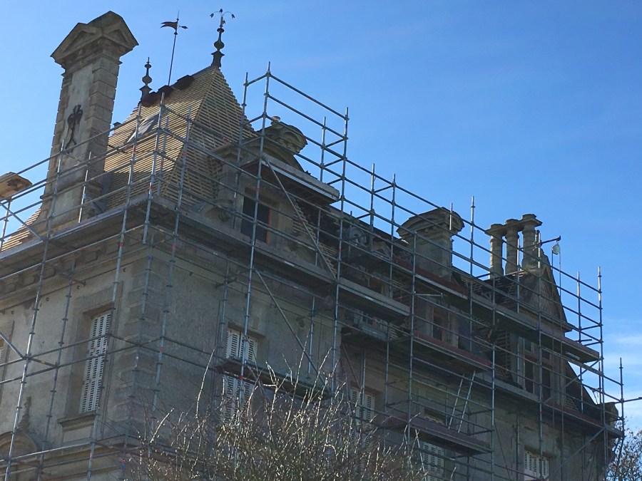 Le château d'Argouges s'embellit Le château d'Argouges s'embellit