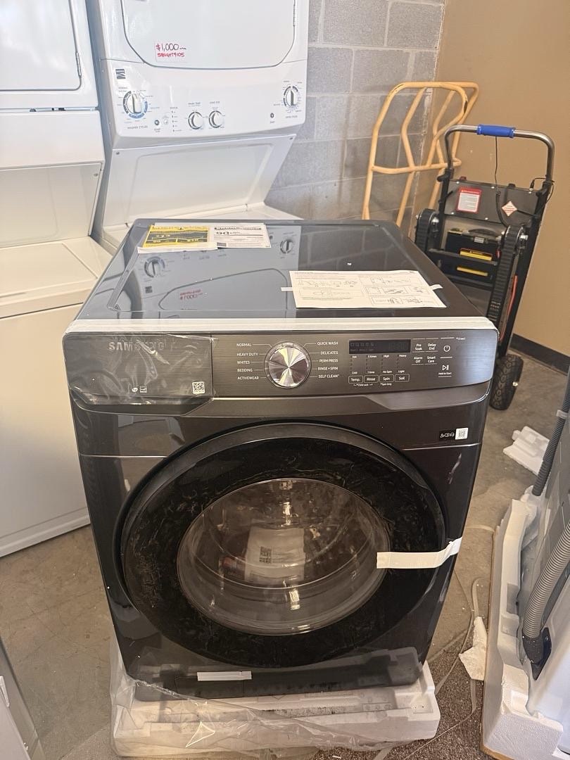 Samsung High Efficiency Stackable Large Front Load Washer (Fingerprint Resistant Black Stainless Steel )