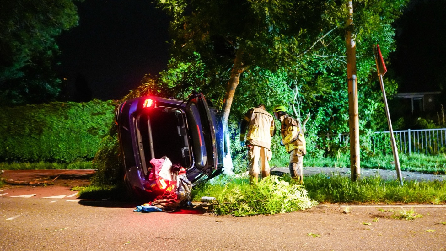 Twee gewonden nadat auto op zijkant tegen boom belandt op Purmerenderweg in Zuidoostbeemster