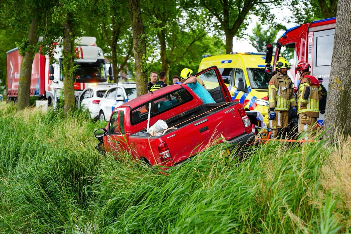 Bestuurder bekneld na botsing tegen boom op Oosterweg E in De Purmer