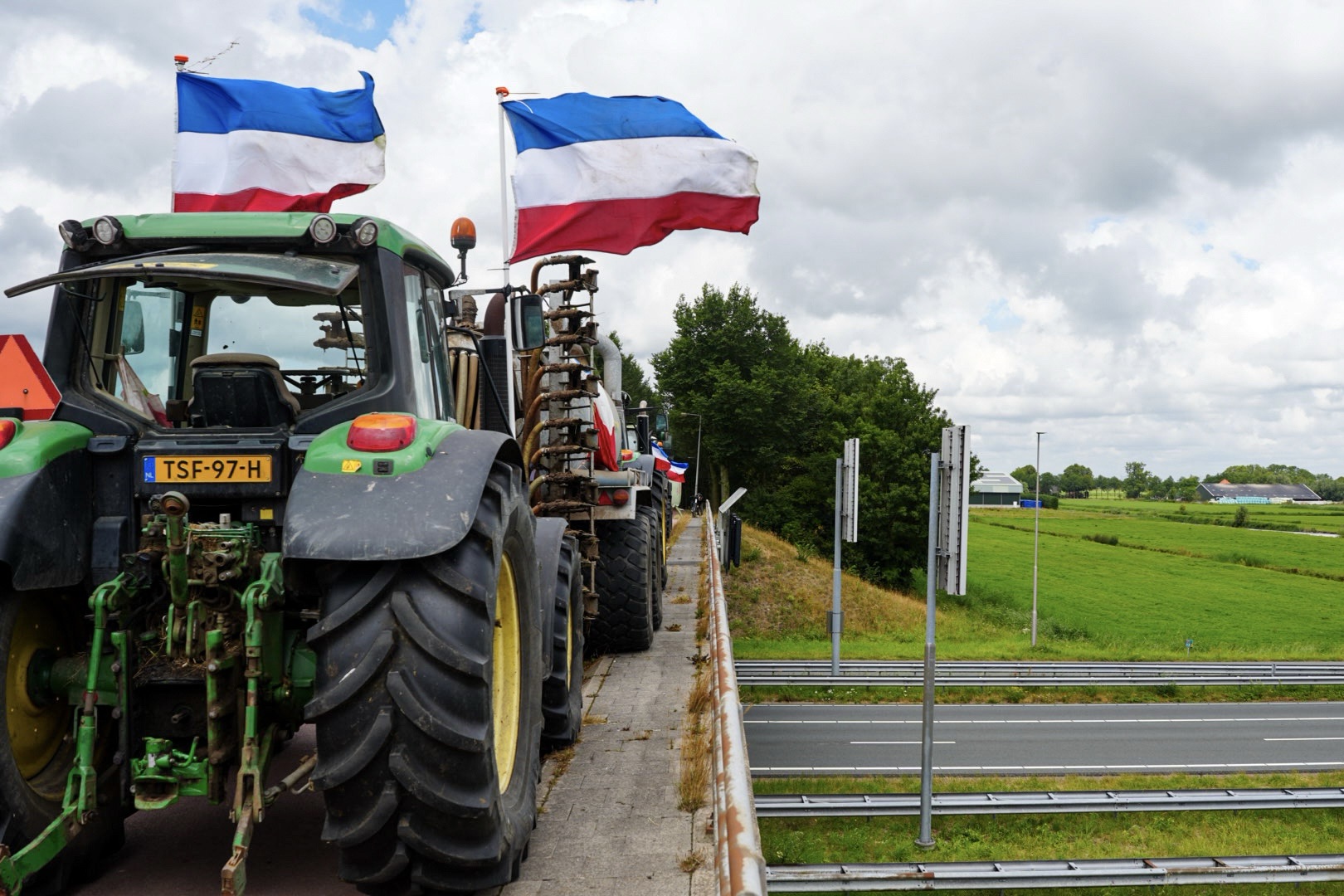 Boeren demonstreren op viaduct boven A7 bij Wijdewormer, weggebruikers tonen steun