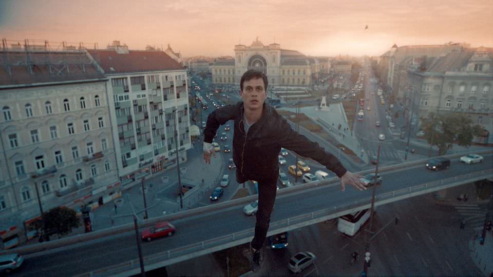 天使追殺令：用難民題材講一個年度最棒電影寓言故事┃影評