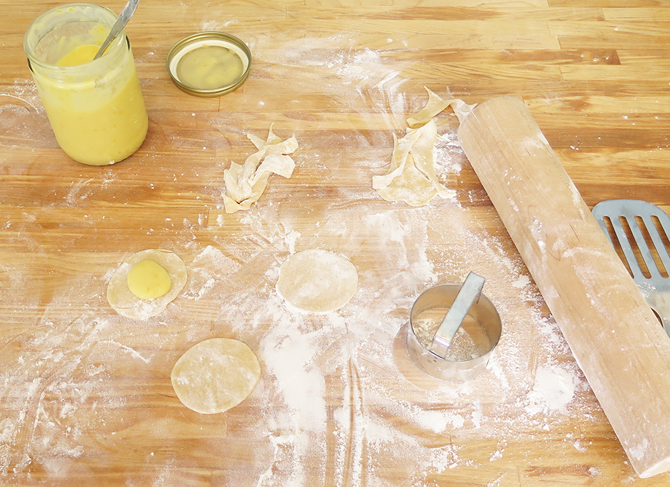 Filling the cookies with lemon curd.