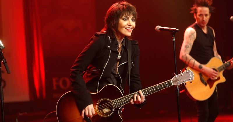 {l'amour blesse} l'amour blesse l'amour scarifie. Destination Jam Air Guitar To Our Top 5 Joan Jett Songs To Celebrate The Iconic Female Rockstar S Birthday Meaww