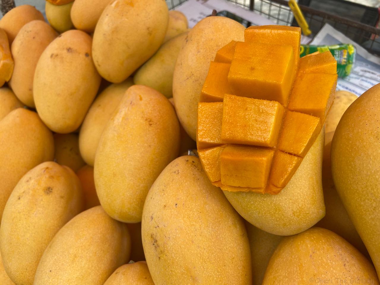 ホーチミンにマンゴーの季節が来てますよ!オーラを放つマンゴーやさんのご紹介!平日に行ってもお店が出てない可能性アリ | フードアナリストちぇりのホーチミンの美味いもん