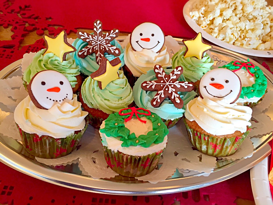 アイシングクッキーと組合わせたクリスマスカップケーキ。