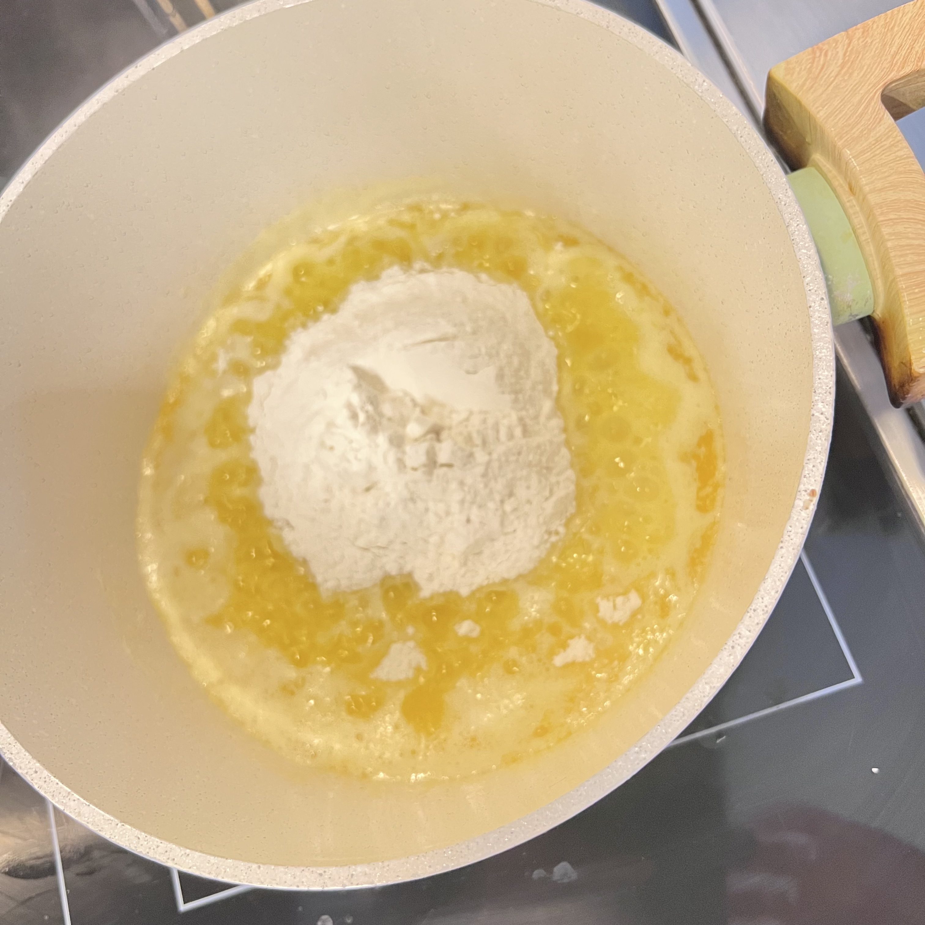 Use 1 tablespoon of flour for every tablespoon of butter and every cup of milk.