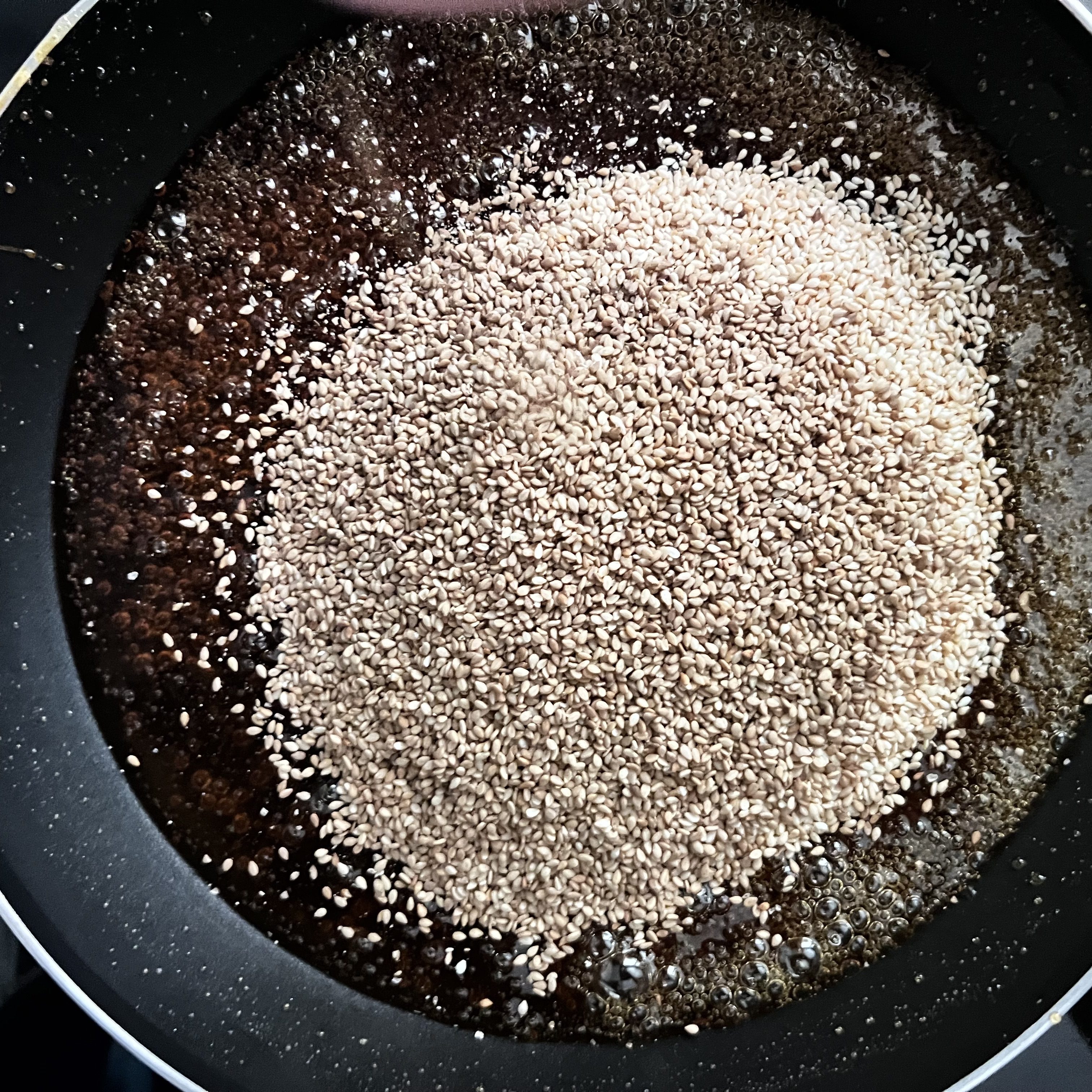 Add the sesame to the boiling caramel