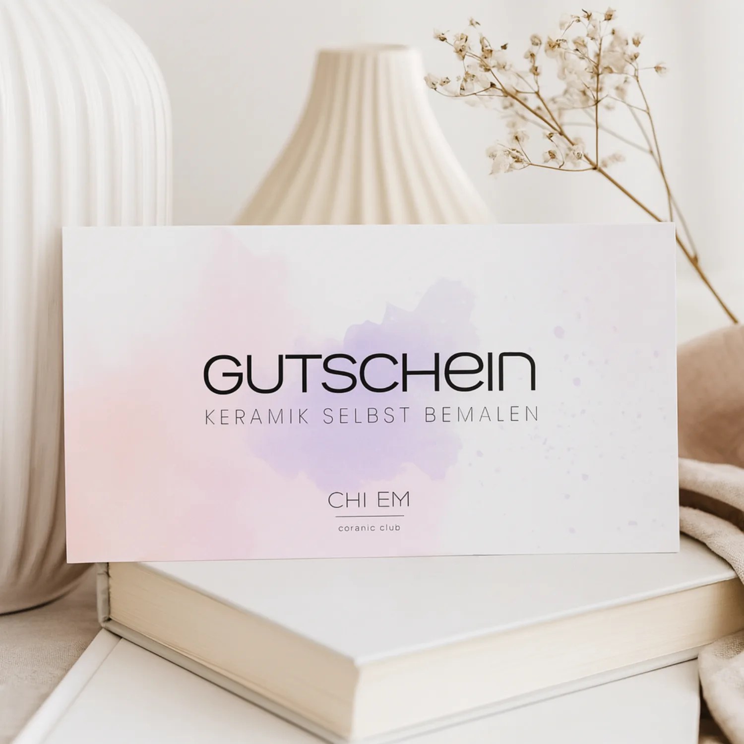Gutschein vom CHI EM ceramic club zum Keramik selbst bemalen – moderne Karte in Pastelltönen auf hellem Hintergrund mit Keramikvasen.