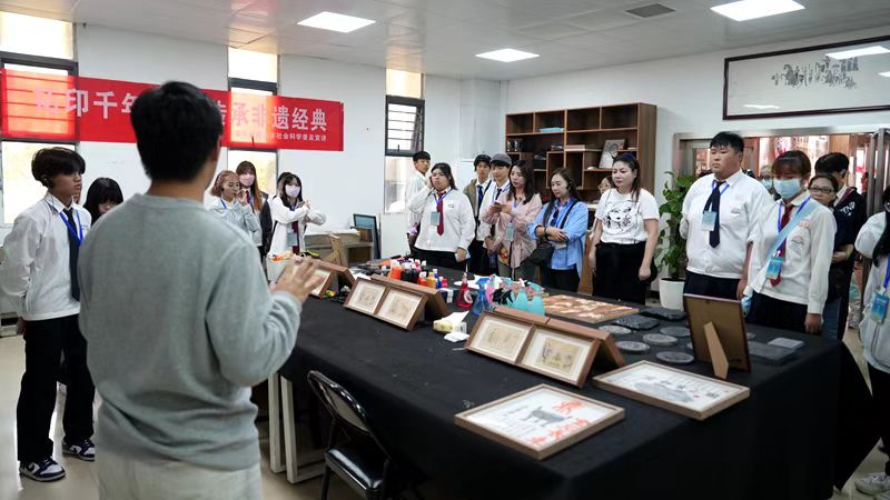 臺灣學生中原文化研學營走進鄭州西亞斯學院　體驗非遺與科創交流