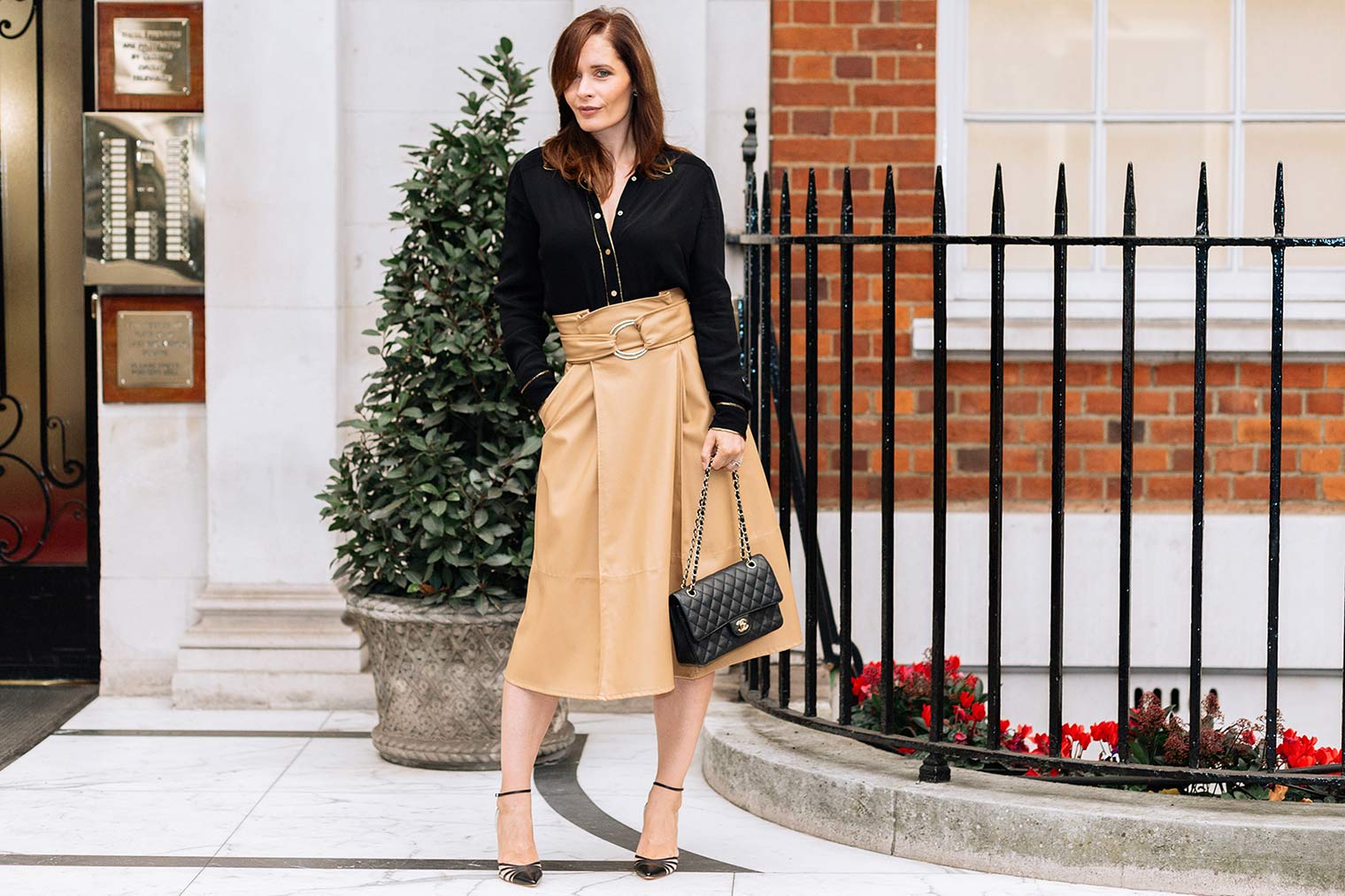 What colours to wear with beige skirt.