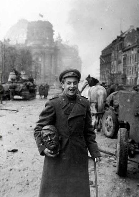 O cara foi pra Berlim e vai levar pra casa a cabeça de Hitler...