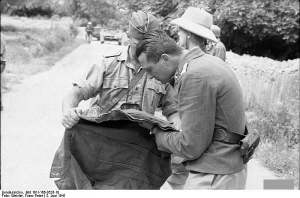 Examinando a jaqueta encontrada