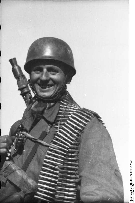 Russland, Fallschirmjäger mit MG und Munitionsgurt