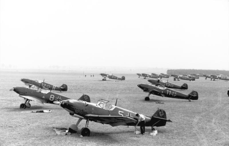 Flugzeuge Messerschmitt Me 109 auf Flugplatz
